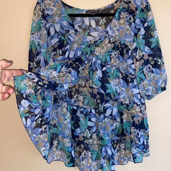 EXPRESS Size S Blue Floral Ruffled Tiered V-Neck Semi-Sheer Hi-Low Blouse - Picture 7 of 16